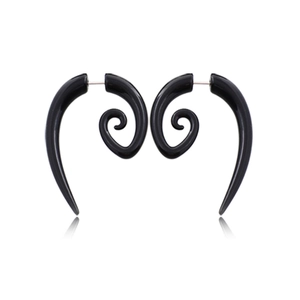 Gros plan d'écarteurs d'oreilles spirales en acrylique noir poli pour hommes