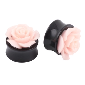 Detailansicht der rosa Acrylrosen-Ohrstöpsel mit schwarzen, doppelt ausgestellten Sätteln