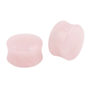 Détail macro des écarteurs d'oreilles évasés en quartz rose rose pour bijoux de piercing