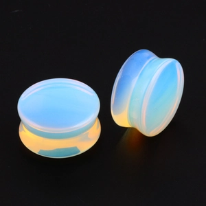 Vue détaillée d'écarteurs en opalite translucide montrant des reflets bleus et orange