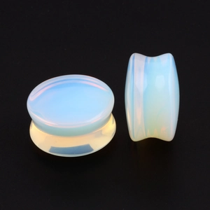 Plugs d'oreilles en opalite polie avec double évasement et reflet bleu sur fond noir
