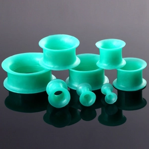 Groene siliconen ear gauge tunnel set in diverse maten met een matte afwerking