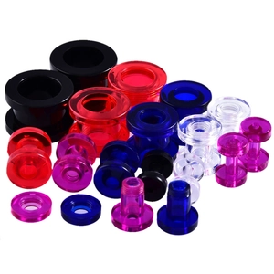 Detailansicht bunter Hohlohr-Messgeräte und Tunnel-Piercing-Schmuckset in Makro