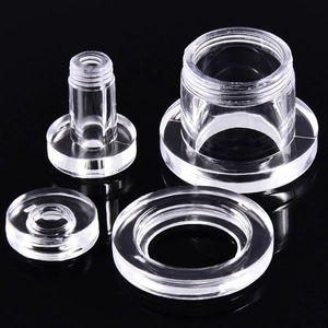 Detailweergave van de heldere acryl oortunnels met een gladde afwerking en schroef
