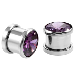 Poliertes Edelstahl-Ohr-Plugs mit facettiertem lila Zirkon-Inlay in der Detailansicht