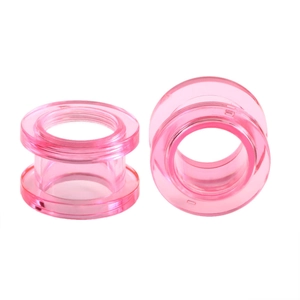 Detailansicht der rosa transparenten Acryl-Ohr-Expander mit hohlem Design und glatter Form