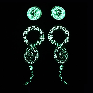 Im Dunkeln leuchtendes Glas-Ohrdehnungs-Kit mit grünen Plugs und Spiral-Dehnstäben