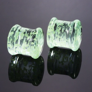 Leuchtende Glas-Ohrplugs mit grünen Flecken und Double-Flared-Design für die Dehnung