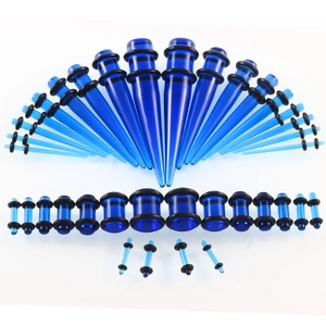 Makroansicht blauer Acryl-Dehnstäbe und Plugs mit schwarzen Gummiringen für das Ohr