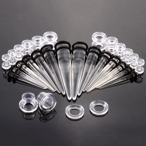 Detail van heldere acryl ear stretching kit met tapers en zwarte rubberen ringen