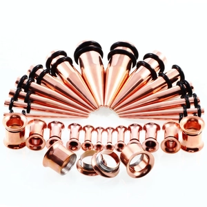 Detailliertes Set aus roségoldenen Dehnstäben und Tunneln mit schwarzen O-Ringen