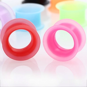 Makroaufnahme bunter Silikon Ear Tunnel mit doppeltem Flared-Design in vielen Farben