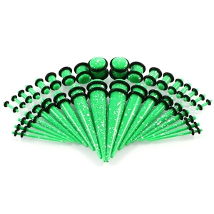 Grünes Acryl-Ohrdehner-Set mit weißen Farbspritzern inkl. Taper und Plugs
