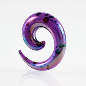 Makroansicht der lila spiralförmigen Acryl-Ohrdehner mit buntem Sprenkelmuster-Finish