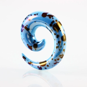 Makroaufnahme von blauem Spiral-Ohrdehner mit goldenen und braunen Farbspritzern