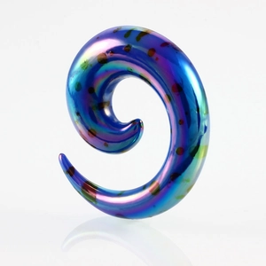 Makroaufnahme der regenbogenfarbenen Acryl-Ohrdehnerspirale mit Farbspritzer-Muster