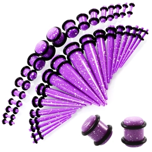 Makroansicht lila gesprenkelter Acryl-Dehnstäbe und Plugs mit schwarzen Gummiringen
