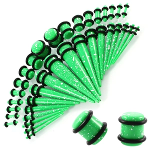 Details von grünen Acryl-Dehnstäben und Plugs Set mit weißem Spritzmuster und O-Ringen