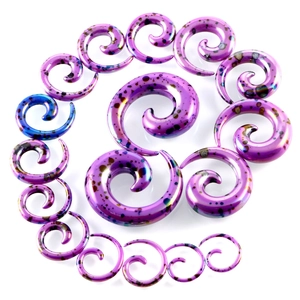Spiralförmige Acryl-Dehnschnecken-Set in leuchtendem Lila mit bunten Farbspritzern