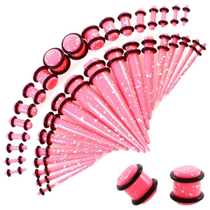 Detailansicht von rosa gesprenkelten Acryl-Dehnungsstäben und Plugs mit O-Ringen