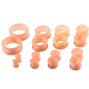 Detailansicht hautfarbener Silikon-Ear-Tunnel-Plugs in verschiedenen Größen für Piercings