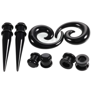Detail van 8-delige zwarte acryl oormeters set met tapers, spiralen en oordoppen