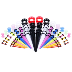 Symmetrisches Set aus bunten Acryl-Ohrdehners und Plugs mit schwarzen O-Ringen