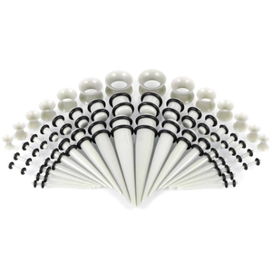 50-teiliges weißes Acryl-Ohrdehner-Set mit Taper und Plugs auf weißem Hintergrund