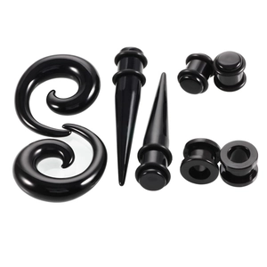 Detailopname van 8 zwarte acryl oorpiercingset met stretchers, plugs en spiralen
