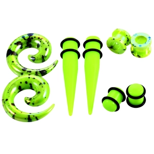 Detail van neongroene acryl oorbellen set met spiralen, tapers en tunnels sieraad