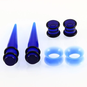 Detailliertes Set aus blauen Acryl-Expander, Plugs und Tunneln für das Ohr-Piercing-Stretching