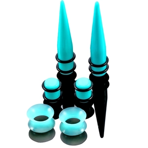Makroansicht von blau-schwarzen Acryl-Dehnstäben und Tunneln mit Gummiringen
