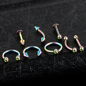 Détail d'un lot de 8 piercings arc-en-ciel en acier chirurgical sur cuir noir