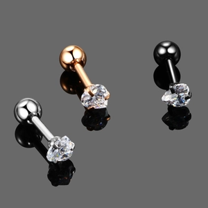 Makroansicht von Herz-Zirkonia-Ohrsteckern in Silber, Roségold und Schwarz