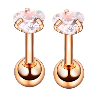 Makroaufnahme der roségoldenen herzförmigen Zirkon-Ohrstecker mit sicherem Schraubverschluss