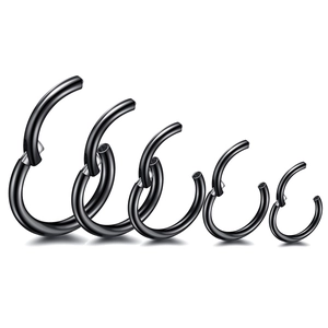 Ensemble de cinq anneaux de piercing noirs en acier inoxydable de tailles variées