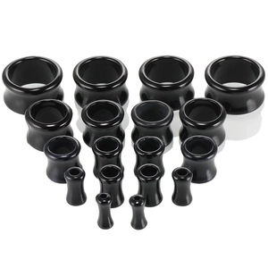 Set van zwarte acryl ear tunnels met dubbele flare in diverse maten op witte achtergrond