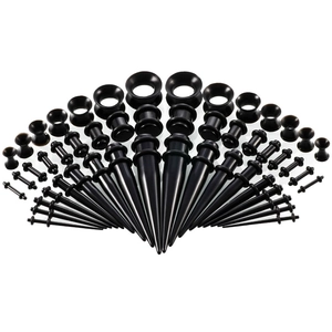 Detailliertes Set aus schwarzen Acryl-Dehnstäben und Plugs mit O-Ringen zur Aufdehnung