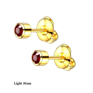Vue détaillée des boucles d'oreilles en zircon rouge Light Siam avec serti clos doré