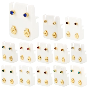 Détails de boucles d'oreilles en zircon coloré avec plaquage doré sur support blanc