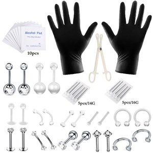 Vue détaillée du kit de piercing 47 pièces avec outils, aiguilles et divers bijoux
