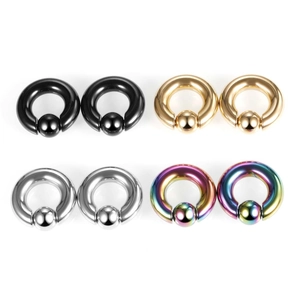 Dettaglio di quattro paia di anelli captive bead in nero, oro, argento e arcobaleno