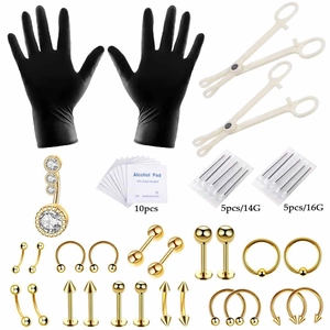 Détail d'un kit de piercing professionnel avec bijoux dorés, aiguilles et gants