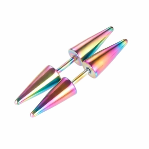 Vista macro degli orecchini a cono arcobaleno in acciaio inossidabile con finitura metal