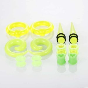 Fluorescerende acryl oorstretchset met stretchers, spiralen en plugs op witte achtergrond