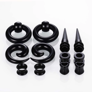 Gedetailleerde set zwarte acryl oorpiercing stretchers met kegels en spiralen