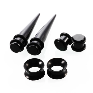 Detailset schwarzer Acryl-Ohrdehner-Set mit Dehnstäben, Plugs und Tunneln im Detail