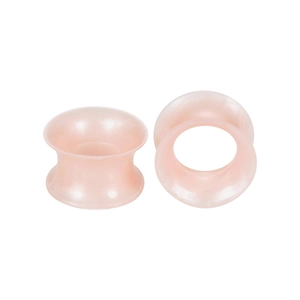 Detailopname van roze parelmoer siliconen flesh tunnels met een gladde afwerking
