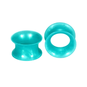 Macro-opname van blauwgroene siliconen oortunnels met pareleffect en glanzende afwerking