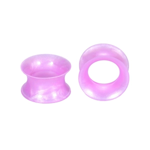 Macro-opname van roze siliconen ear gauges met parelmoerglans en subtiele glittertextuur